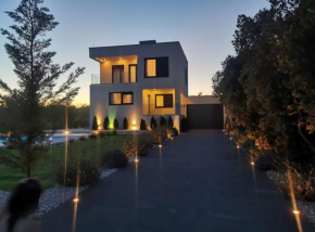 Modern Villa with Private Heated Pool and Lounge Area for a Relaxing Stay